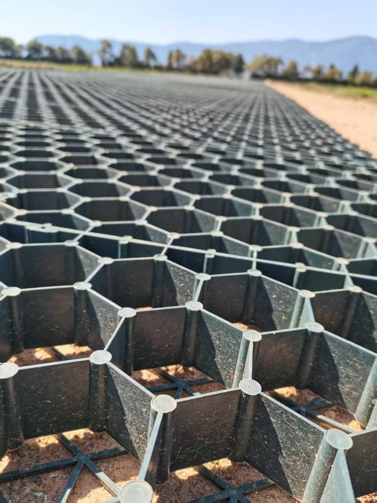 讓綠色與承重兼得:昆明盤德工程材料有限公司為您解析“植草格”的卓越價值
